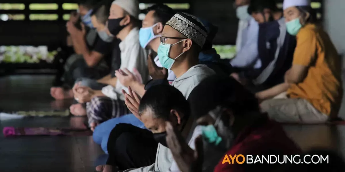 Ilustrasi umat Islam sedang berdoa. (Sumber: Ayobandung.com)