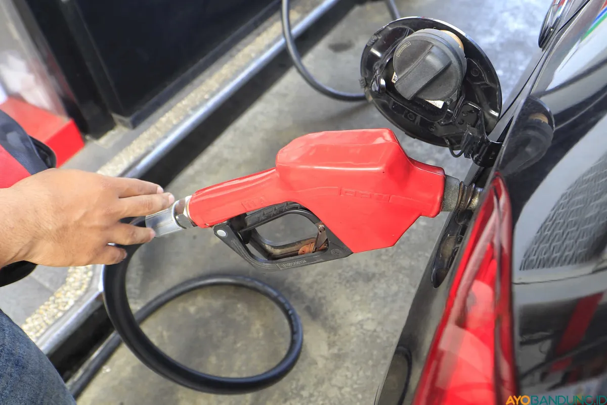 Pakar ekonomi memperingatkan risiko kelangkaan BBM subsidi akibat migrasi konsumen setelah harga Pertamax Turbo hingga Dexlite melonjak tajam. (Sumber: ayobandung.id | Foto: Irfan Al Faritsi)