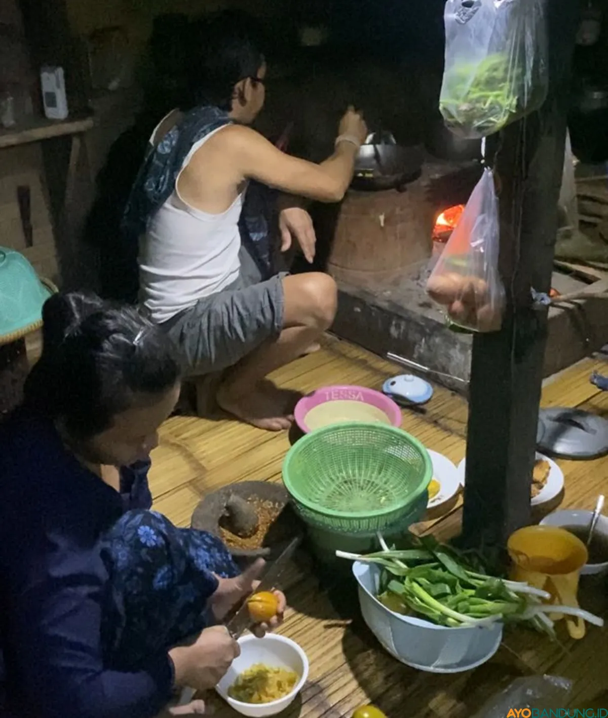 Aktivitas memasak bersama di Baduy menjadi cerminan kesetaraan yang dijalani—tanpa sekat peran, laki-laki dan perempuan berbagi tugas dalam harmoni kehidupan sehari-hari. (Sumber: Ayobandung.id | Foto: Dian Naren Prastiti)