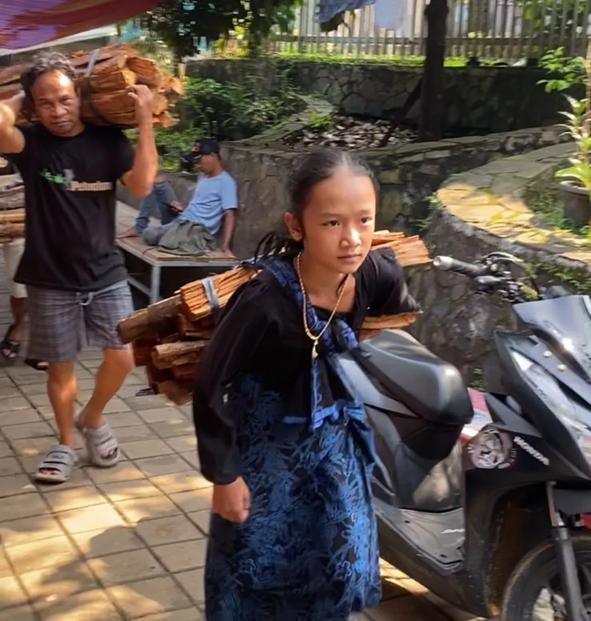 Laki-laki dan perempuan, tua maupun muda, memikul tanggung jawab yang sama beratnya, berjalan bersama dalam keseimbangan hidup yang sederhana namun bermakna. (Sumber: Ayobandung.id | Foto: Dian Naren Prastiti)