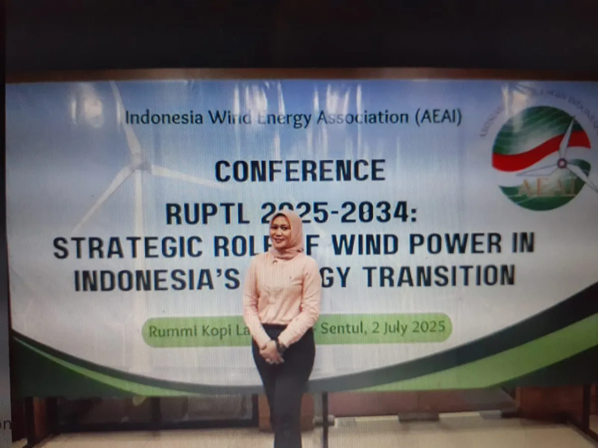 Menghadiri simposium tentang pembangkit tenaga angin (Sumber: dokpri | Foto: Totok Siswantara)