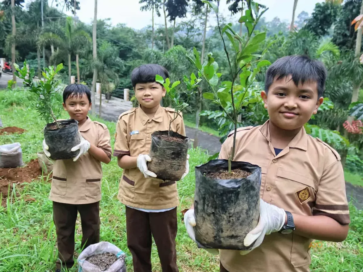 Peringatan Hari Bumi itu, seluruh siswa dari kelas 1 hingga kelas 6 diajarkan berbagai edukasi tentang mencintai dan melestarikan bumi, mulai dari mengolah sampah, budidaya magot, hingga menanam pohon. (Sumber: Ayobandung.com | Foto: Irfan Al-Faritsi)