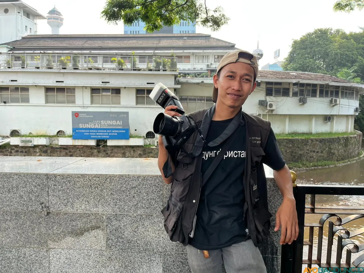 Ale membuktikan bahwa fotografi jalanan bukan sekadar hobi, melainkan urat nadi kehidupan keluarga. (Sumber: ayobandung.id | Foto: Ilham Maulana)