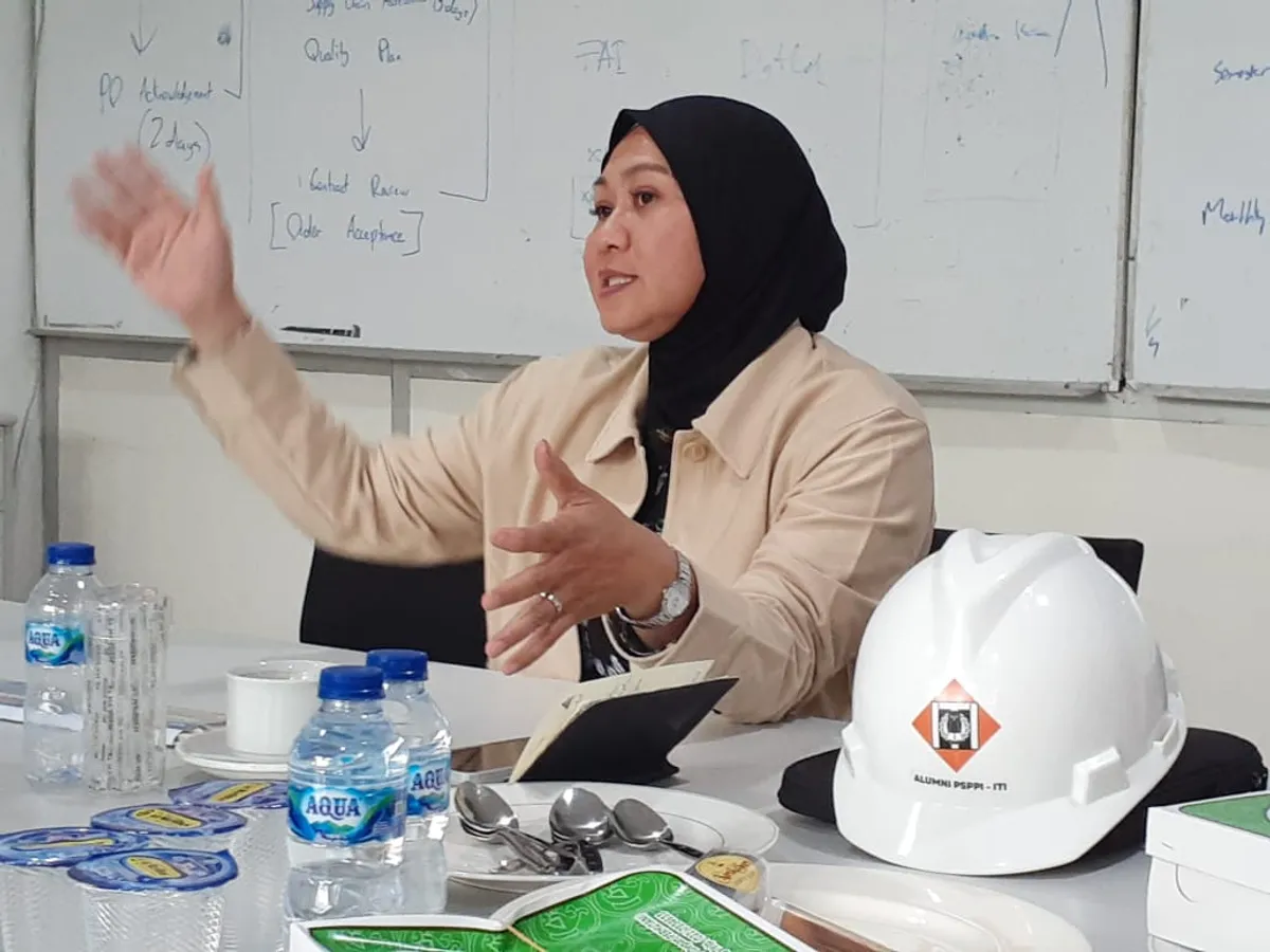 Ani Dwi Octavia menjelaskan tentang pembangunan PLTB (Sumber: dokpri | Foto: Totok Siswantara)