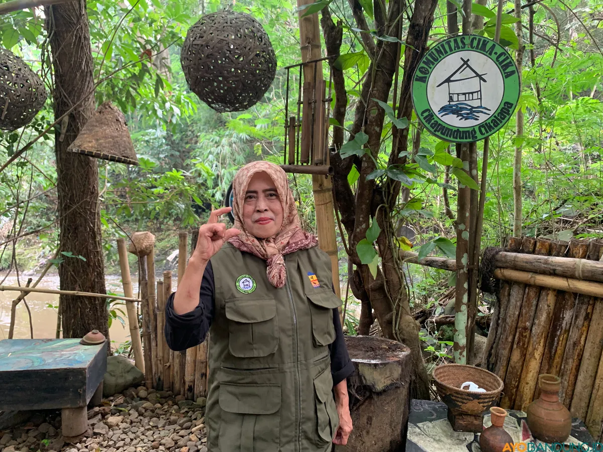 Iin Ina Marsina mengatakan bahwa konsistensi merawat bantaran sungai selama 17 tahun mampu mengubah keresahan menjadi cahaya bagi lingkungan dan ekonomi warga. (Sumber: ayobandung.id | Foto: Halwa Raudhatul)