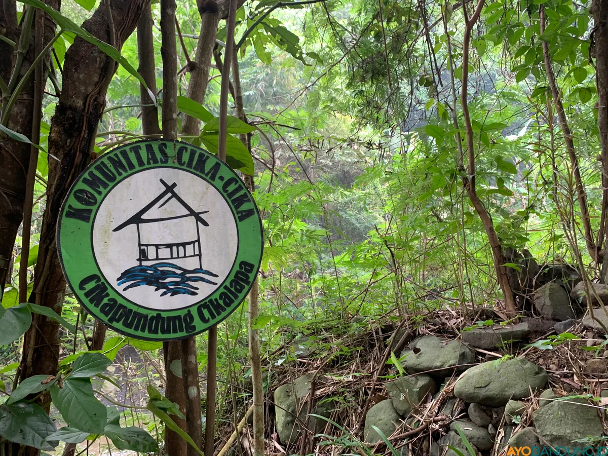 Penanda Komunitas Cika-cika di bantaran Sungai Cikapundung, di kawasan Cikalapa Kelurahan Dago, Kecamatan Coblong. (Sumber: ayobandung.id | Foto: Halwa Raudhatul)