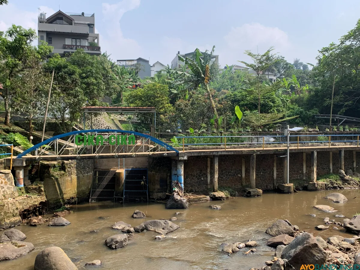 Sungai Cikapundung yang menjadi obyek lindungan Komunitas Cika-cika dalam 17 tahun terakhir. (Sumber: ayobandung.id | Foto: Halwa Raudhatul)