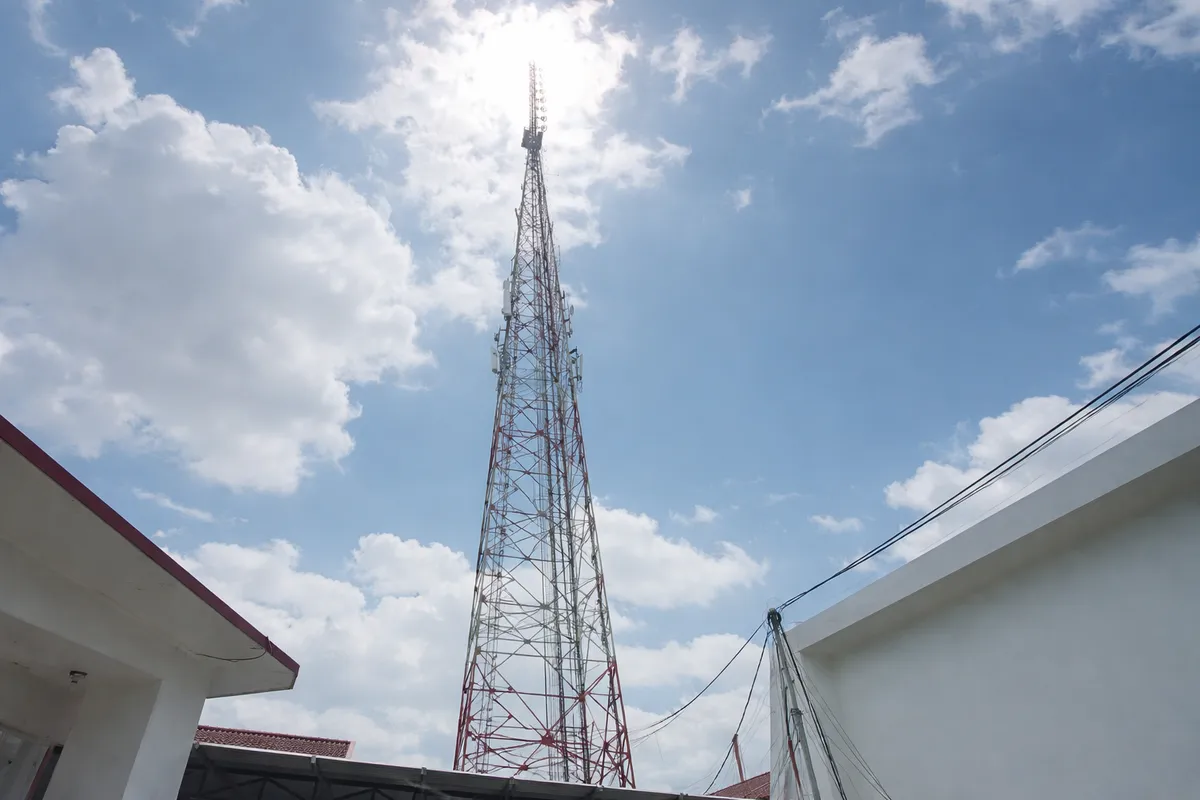 Menara pemancar Radio K-Lite FM (dahulu Radio Continental), salah satu radio era 1970-an yang masih eksis hingga kini. (Sumber: Dokumentasi Penulis | Foto: Kin Sanubary)