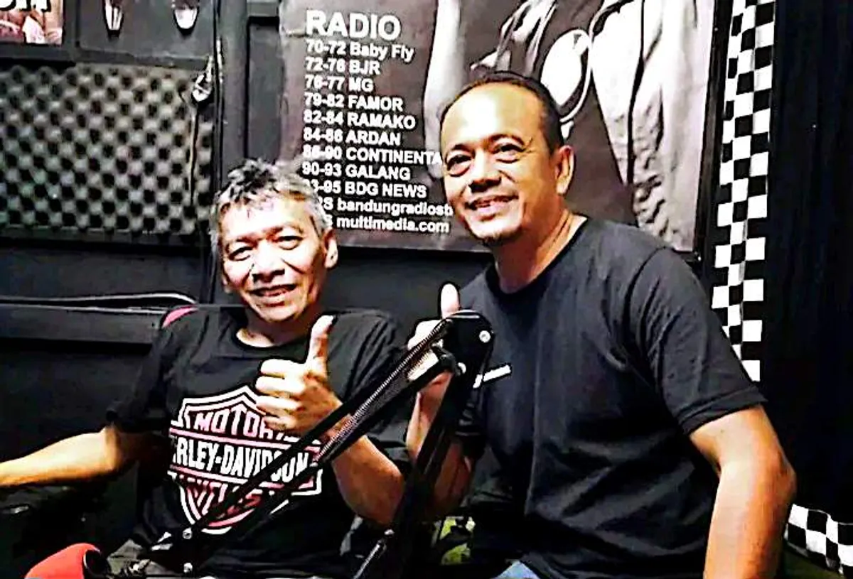 Penulis bersama penyiar senior Bandung, Opung Boyke Rivai. (Sumber: Dokumentasi Penulis | Foto: Kin Sanubary)