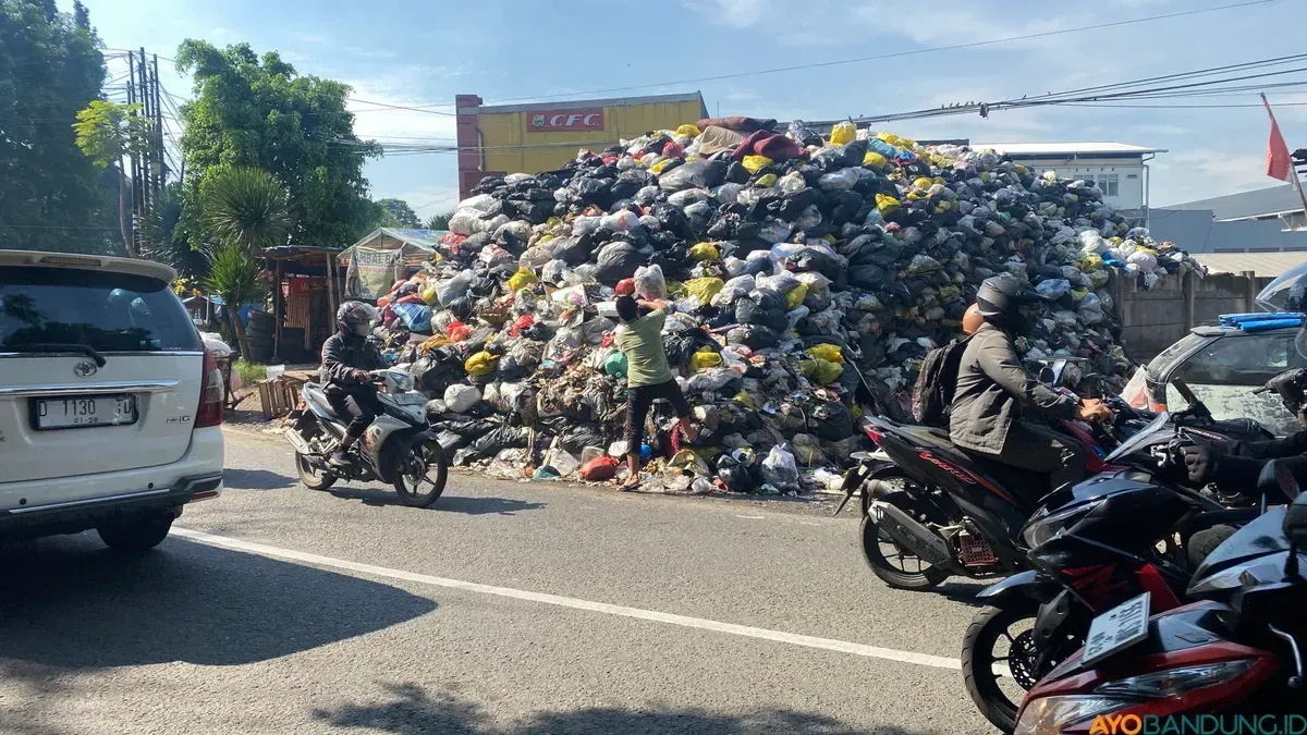 Jumlah keseluruhan sampah dari berbagai TPA di Kota Bandung mencapai 1.496 ton setiap hari atau setara 262 rit pengangkutan. (Sumber: Ayobandung.id | Foto: Ikbal Tawakal)