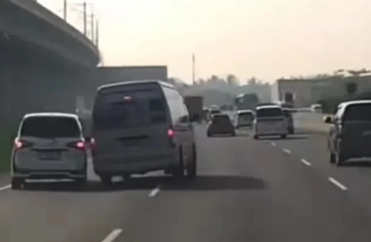 Sebuah mobil travel melakukan aksi ugal-ugalan di Tol Padaleunyi. (Sumber: Instagram/@inibandungraya)