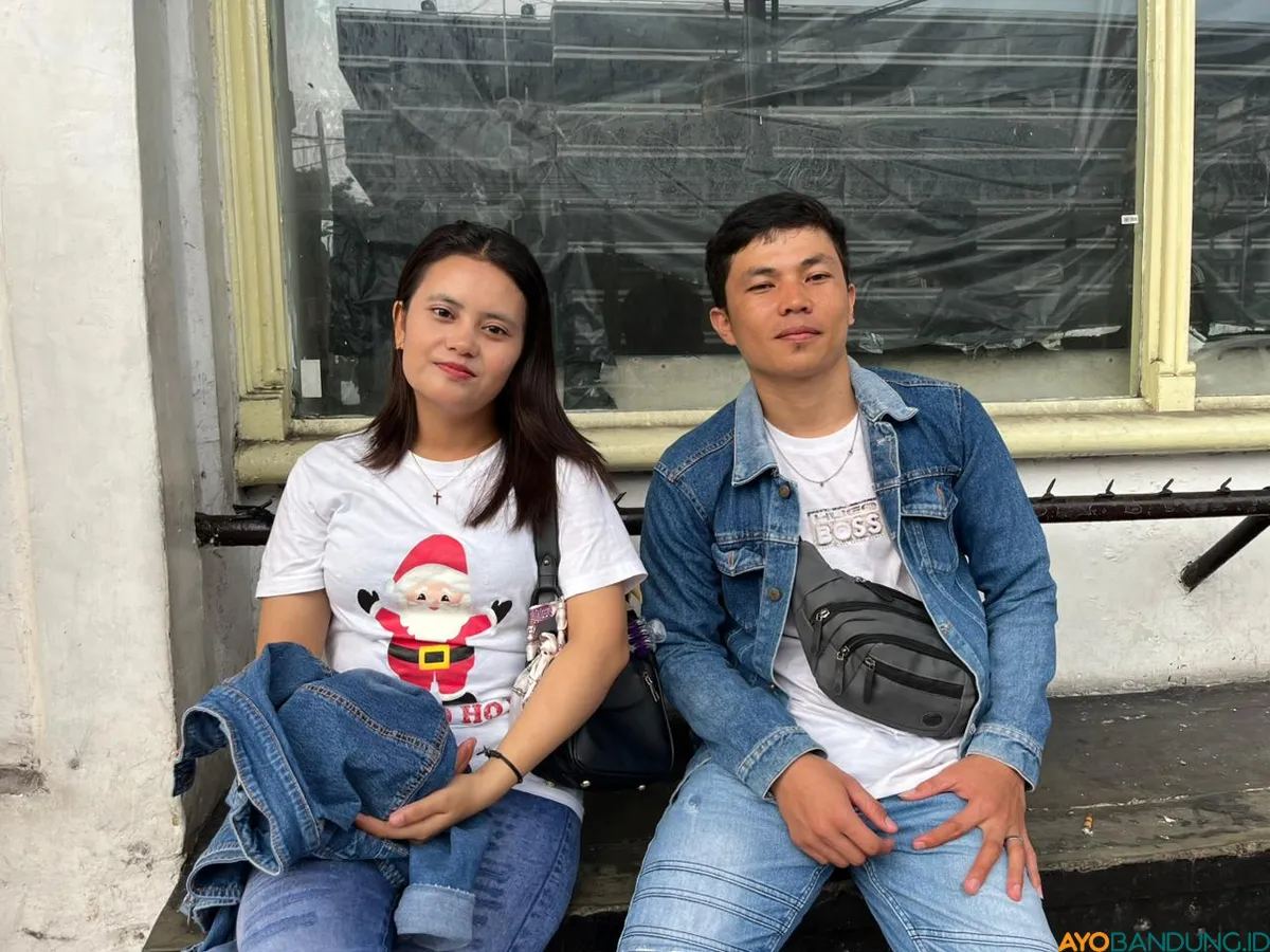 Terpikat keramahan lokal, Ramlan Purba dan pasangannya membawa pulang potongan sejarah Bandung melalui lensa fotografer jalanan. (Sumber: ayobandung.id | Foto: Ilham Maulana)
