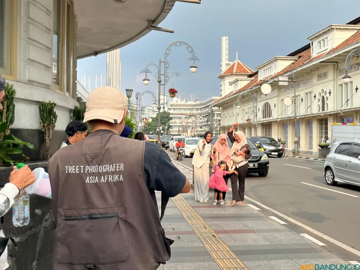 Jalan Asia Afrika tetap menjadi ruang abadi untuk merayakan kenangan. (Sumber: ayobandung.id | Foto: Ilham Maulana)