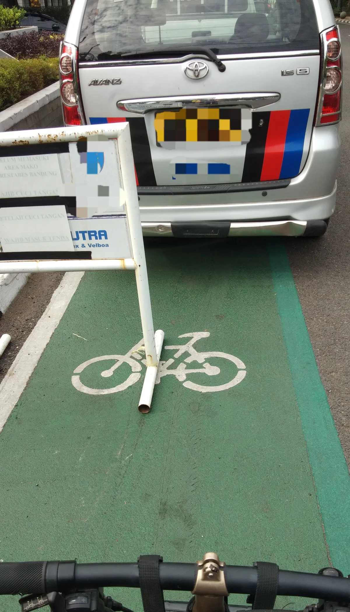 Jalur Sepeda di Jalan Merdeka, Kota Bandung kerap menjadi area parkir kendaraan. (Foto: Angga Marditama Sultan Sufanir)