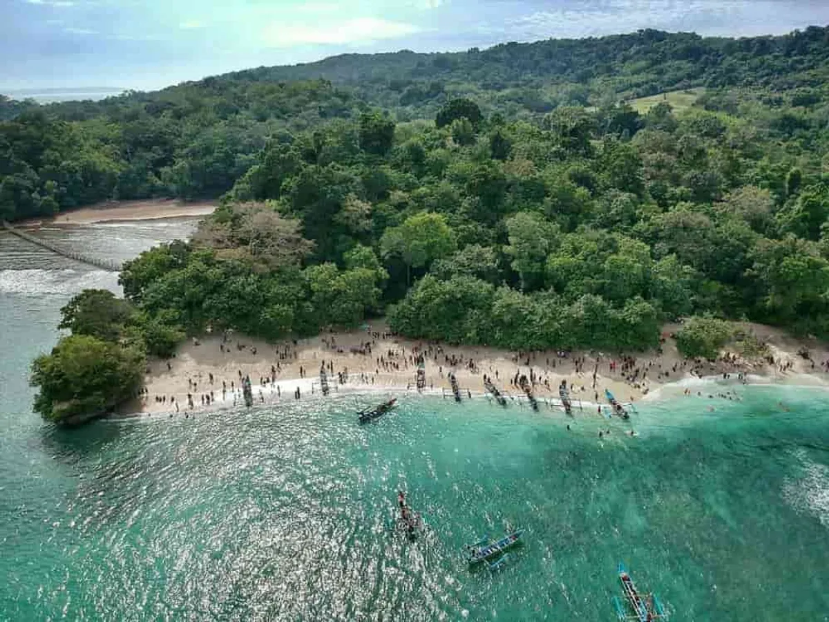 Cagar Alam Pananjung Pangandaran berdampingan dengan destinasi Taman Wisata Alam (Sumber: phinemo.com)