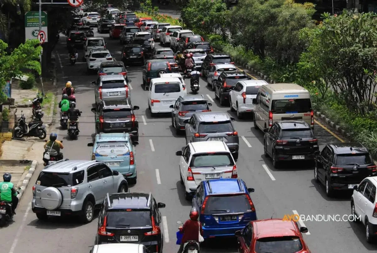 Kemacetan di Jalan Dr. Djunjunan (Pasteur), Kota Bandung. (Sumber: Ayobandung.com | Foto: Irfan Al-Faritsi)