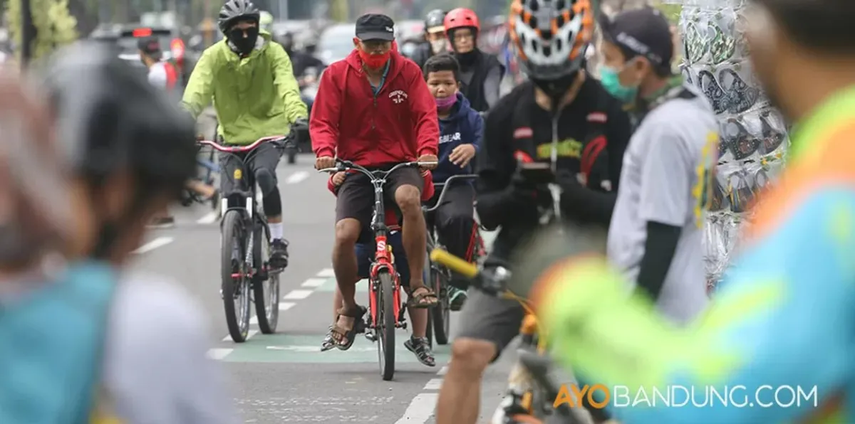 Sejumlah pesepeda melintasi car free day Dago. (Sumber: Ayobandung.com | Foto: Eneng Reni Nuraisyah Jamil)