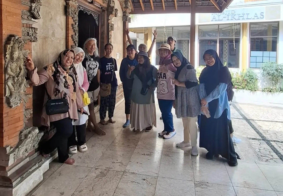 Penulis bersama rekan-rekan saat mengunjungi rumah keluarga Pasar Baru Bandung yang masih terjaga keasliannya, dan berada di tengah Kota Bandung. (Sumber: Dokumentasi Penulis | Foto: Malia Nur Alifa)