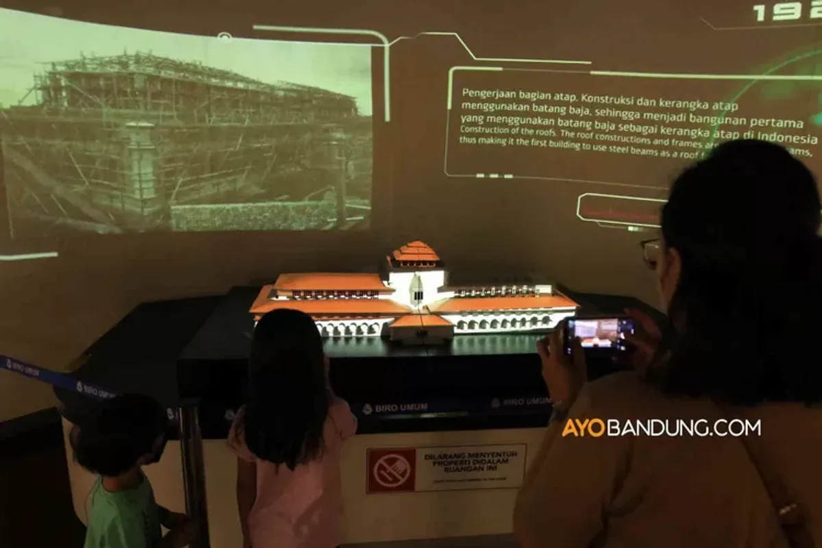 Pengunjung saat mengunjungi Museum Gedung Sate, Jalan Diponegoro, Kota Bandung. (Sumber: Ayobandung.com | Foto: Irfan Al-Faritsi)