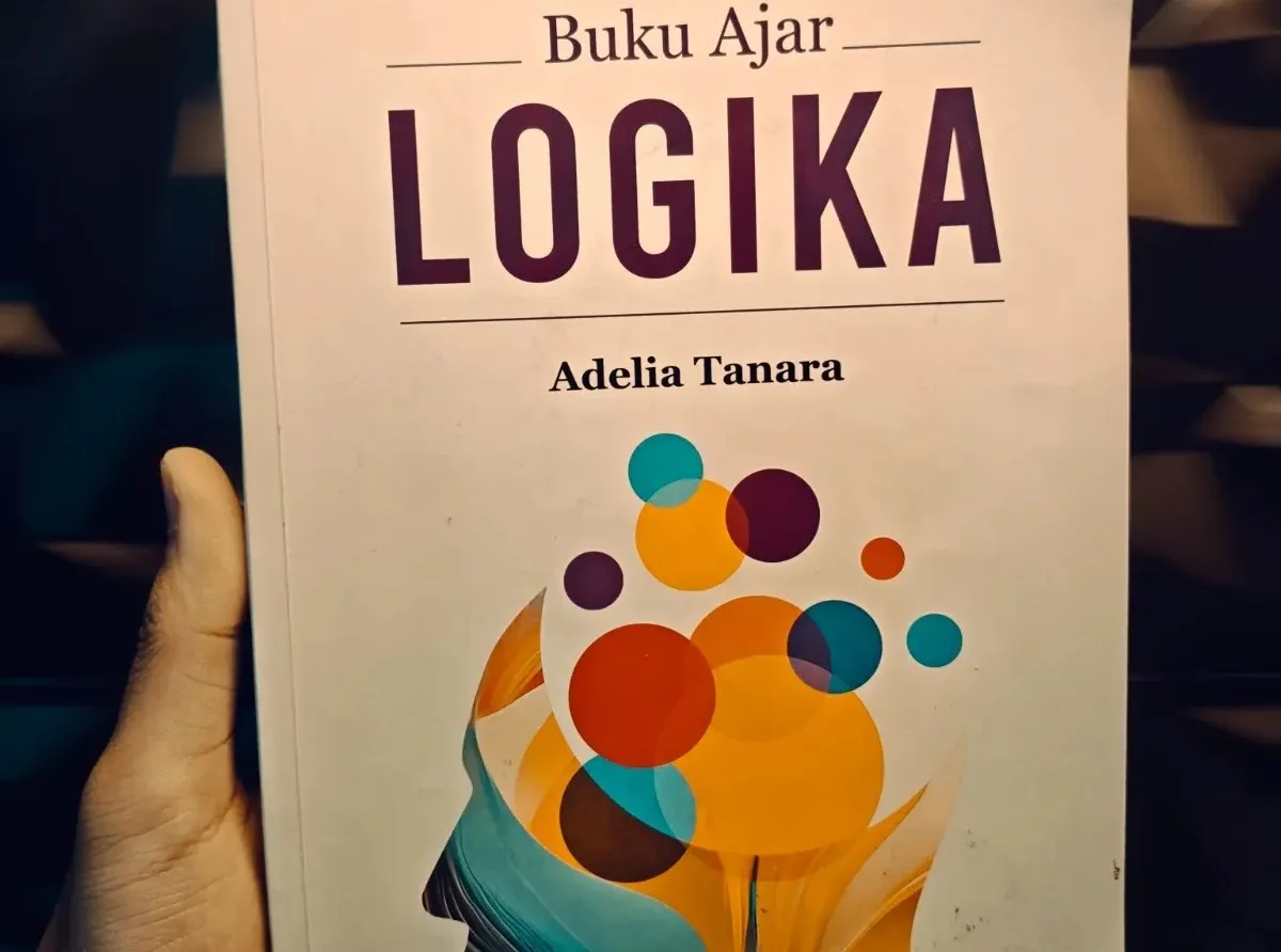 Buku Ajar Logika Untuk Berpikir Kritis Dalam Menghadapi Sesat Pikir. (Sumber: Dokumentasi Penulis | Foto: Pernando Aigro S.)