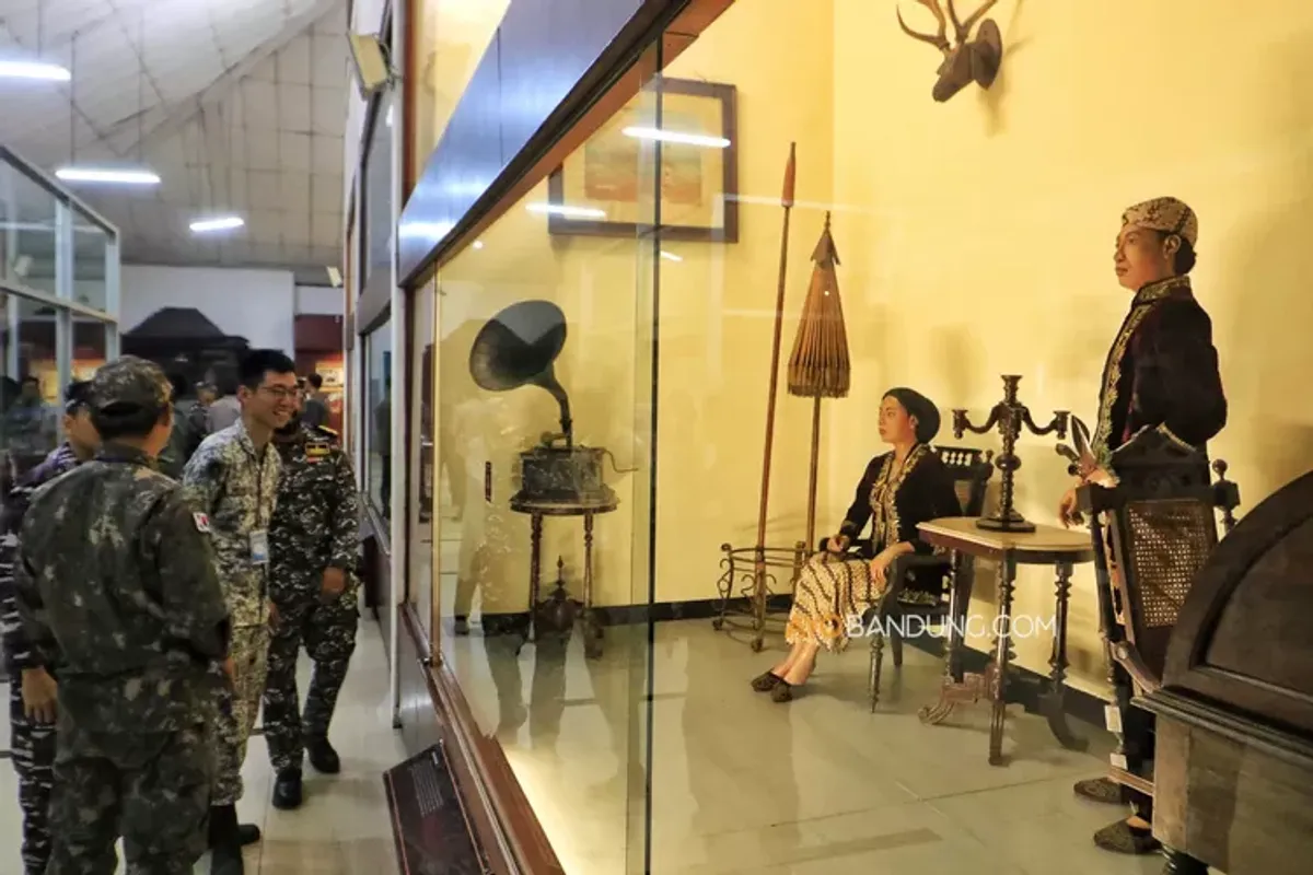 Sejumlah prajurit angkatan laut dari berbagai negara mengamati salah satu koleksi saat mengunjungi Museum Sri Baduga, Jalan BKR, Kota Bandung, Selasa 14 April 2026. (Sumber: Ayobandung.com | Foto: Irfan Al-Faritsi)