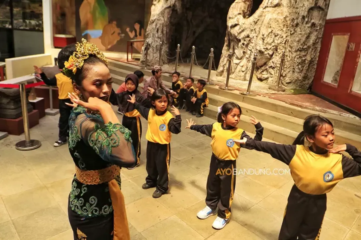 Anak-anak sedang asyik belajar seni tari tradisional di Museum Sri Baduga, Jalan BKR, Kota Bandung, Selasa 14 April 2026. (Sumber: Ayobandung.com | Foto: Irfan Al-Faritsi)