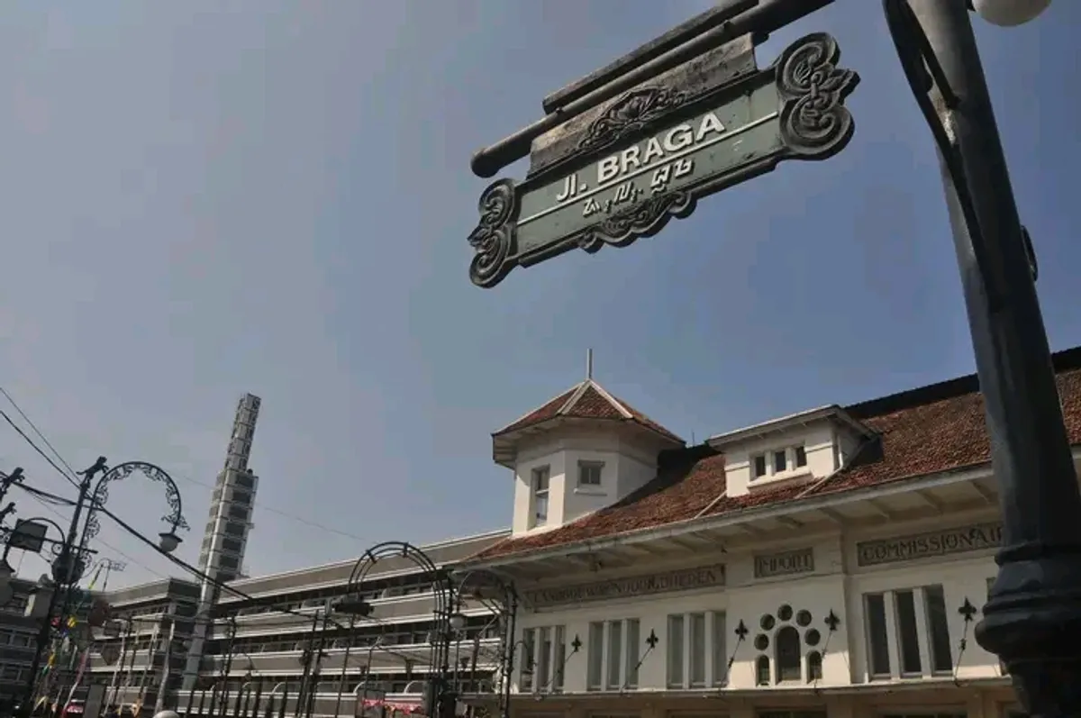 Suasana Jalan Braga dengan deretan gedung ikonik peninggalan kolonial Belanda yang masih terjaga. (Foto: Agus Wahyudi)