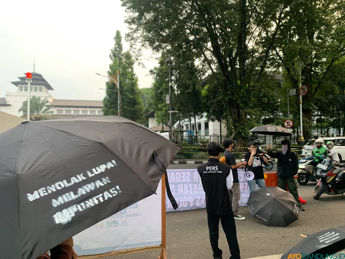 12 tahun konsisten beraksi, Aksi Kamisan Bandung tetap merawat ingatan dan menagih keadilan di bawah payung. (Sumber: ayobandung.id | Foto: Halwa Raudhatul)