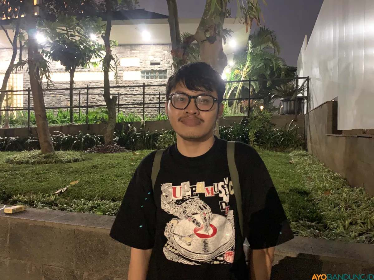 Gian menyuarakan kegelisahan publik melalui nada satir, menuntut kebijakan pemerintah yang lebih menyentuh urgensi nyata daripada sekadar proyek simbolis. (Sumber: ayobandung.id | Foto: Halwa Raudhatul)