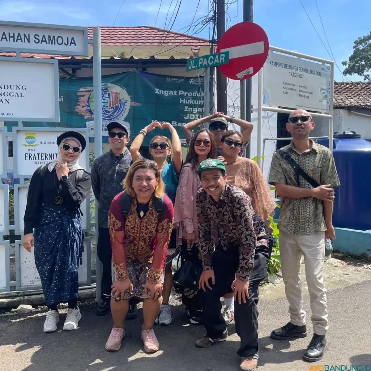 Menyusuri gang-gang tersembunyi Bandung bareng Anti Leumpunk Club, membuktikan kalau tiap jengkal kota punya cerita yang cuma bisa ditemukan dengan berjalan kaki. (Sumber: Instagram | Foto: Anti Leumpunk Club)