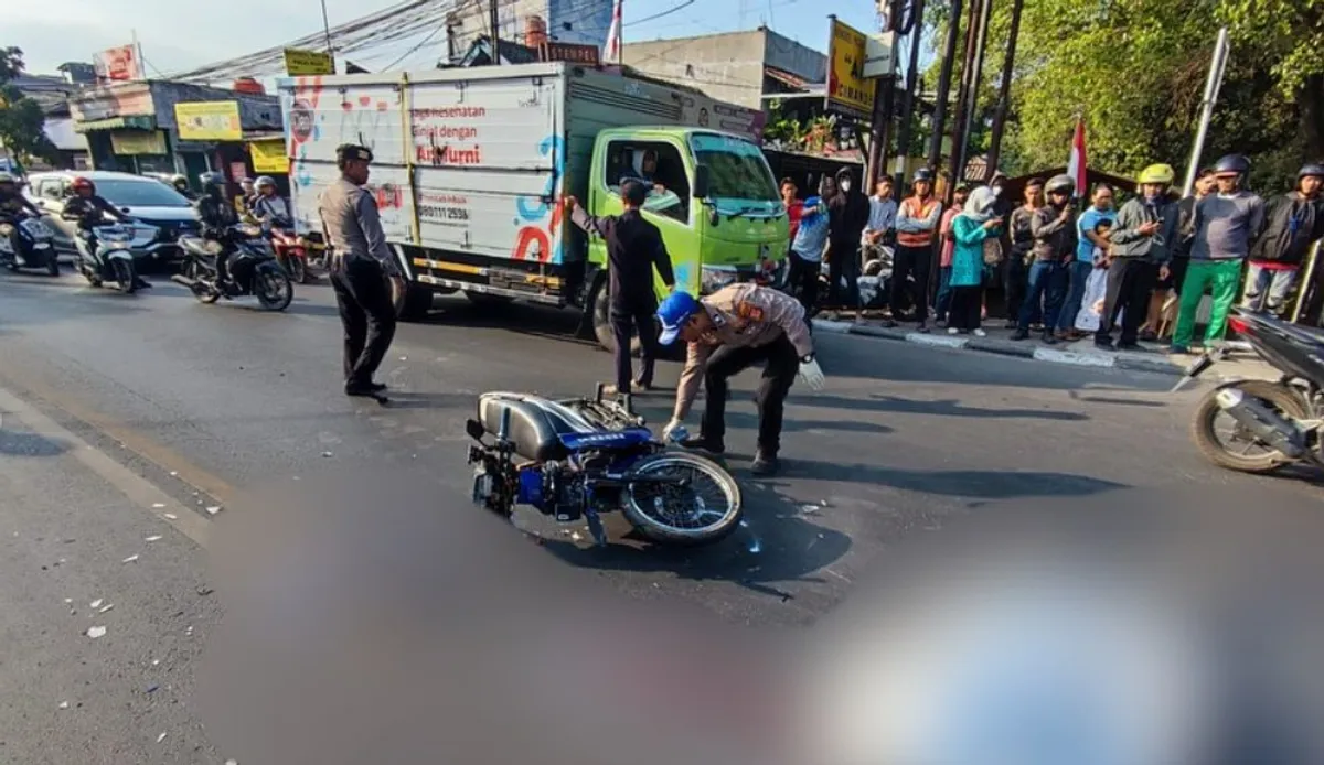 Sebuah motor masuk ke jalur berlawanan dan bertabrakan dengan truk di Jl. A.H. Nasution, Kota Bandung. (Sumber: Instagram/@infobandungkota)
