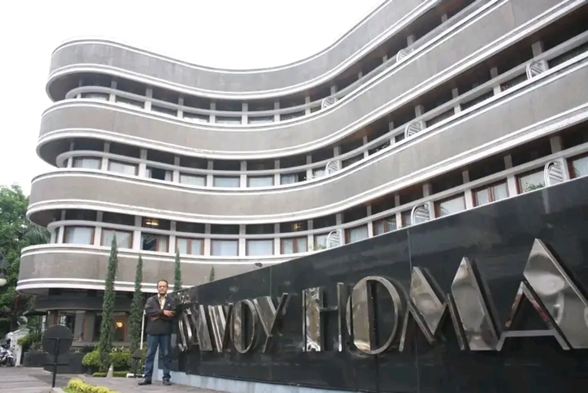 Penulis berpose di depan Hotel Savoy Homann di kawasan Jalan Asia Afrika Bandung, salah satu bangunan bersejarah di Kota Bandung. (Foto: Agus Wahyudi)