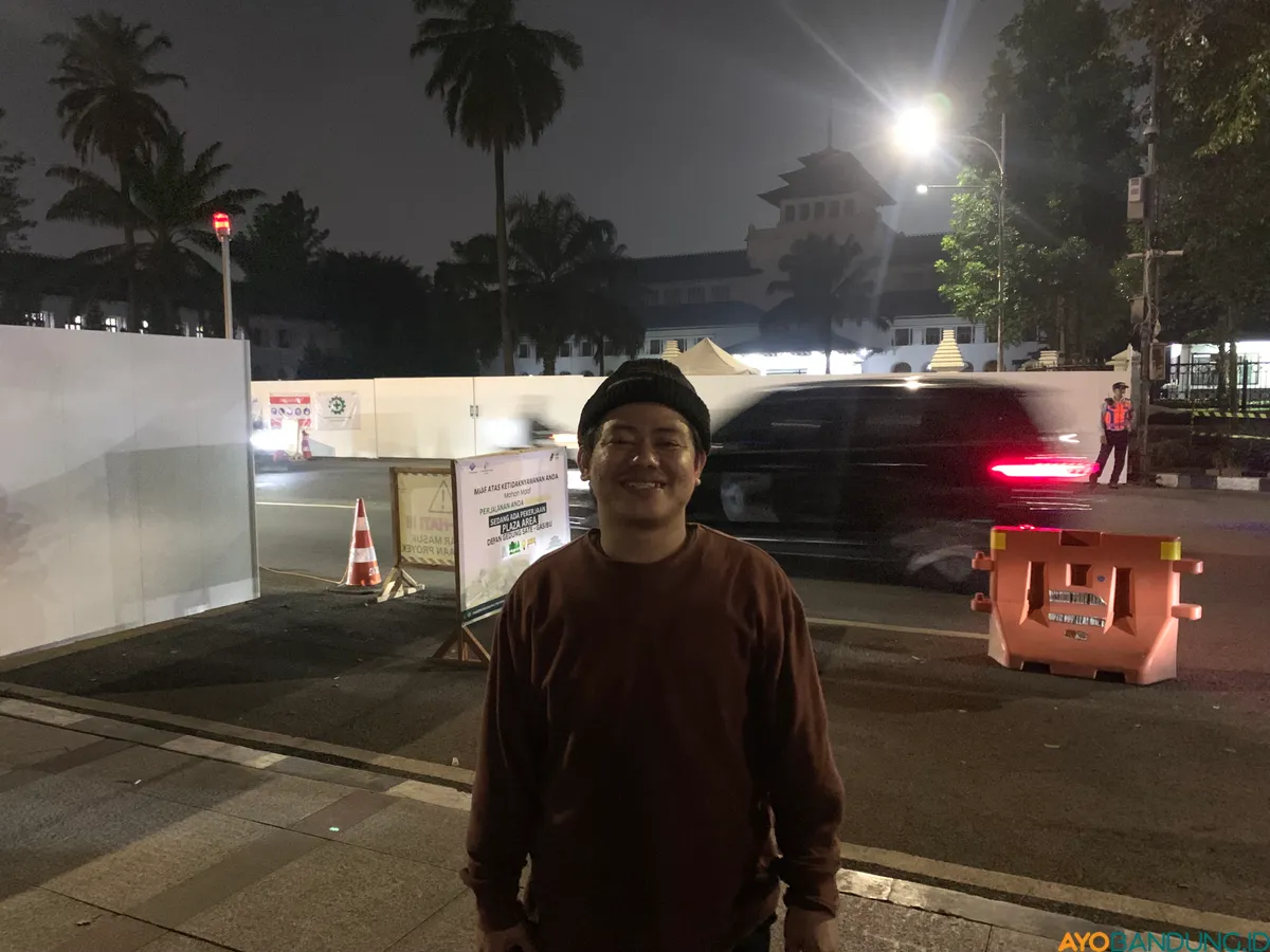 Bagi Ahmad, kritik melalui Aksi Kamisan adalah bentuk harapan tulus agar pemerintah lebih peka mendengar aspirasi dan kegelisahan masyarakat. (Sumber: ayobandung.id | Foto: Halwa Raudhatul)