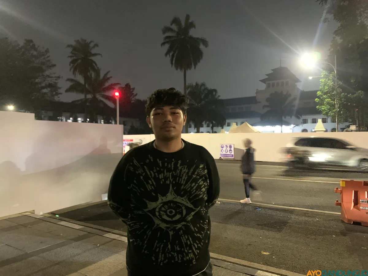 Melawan lupa dengan merawat ingatan kolektif menjadi alasan utama bagi Turfa untuk tetap konsisten meluangkan waktu di sela kesibukan kuliahnya. (Sumber: ayobandung.id | Foto: Halwa Raudhatul)