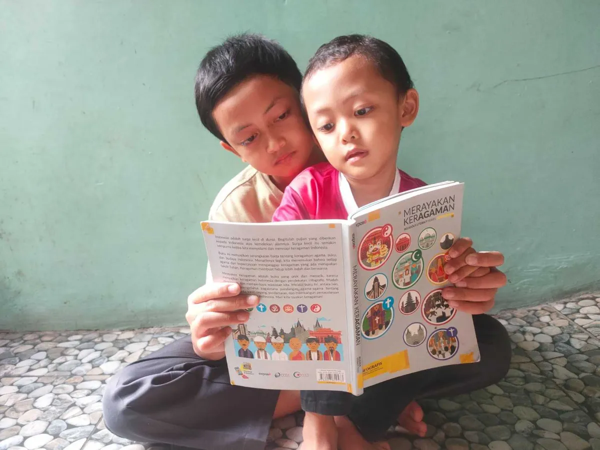 Aa Akil anak kedua dan Kakang anak ketiga asyik membaca buku, Ahad (26/4/2026) (Sumber: Istimewa | Foto: IBN GHIFARIE)