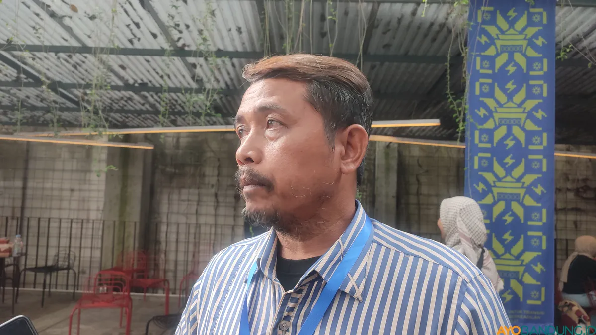 Agus Gunawan, warga Kampung Kancikulon, mengeluhkan panas dan dampak lingkungan akibat aktivitas dua PLTU yang beroperasi dekat permukimannya. (Sumber: ayobandung.id | Foto: Rachmadi Rasyad)