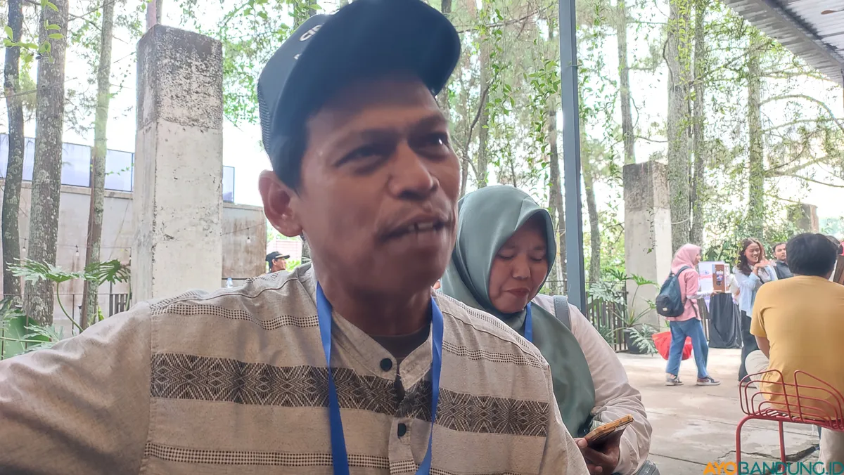 Sutirno, nelayan Cirebon, menyebut penyedotan air laut oleh PLTU merusak ekosistem dan menurunkan hasil tangkapan. (Sumber: ayobandung.id | Foto: Rachmadi Rasyad)