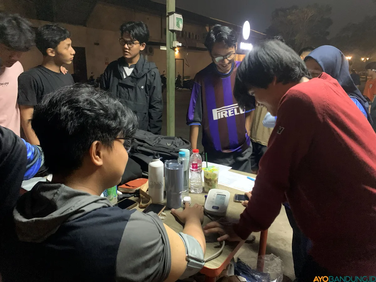 Pemeriksaan kesehatan dilakukan sebelum berlari untuk memastikan kondisi fisik terpantau dan sesuai dengan kemampuan masing-masing. (Sumber: ayobandung.id | Foto: Halwa Raudhatul)