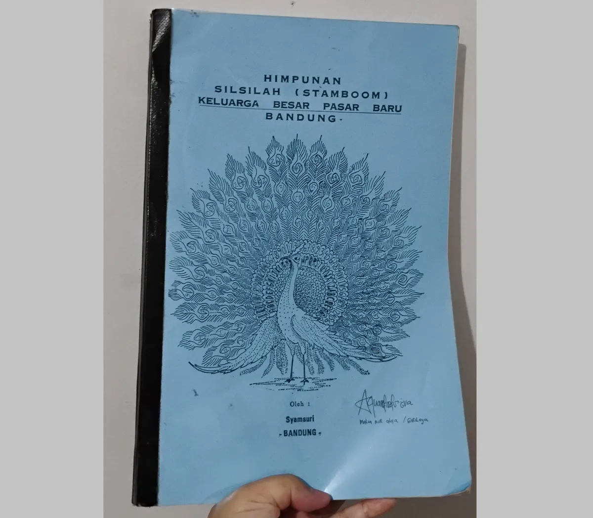 Buku silsilah Keluarga Besar Pasar Baru Bandung (lambang merak). (Sumber: Dokumentasi Penulis | Foto: Malia Nur Alifa)
