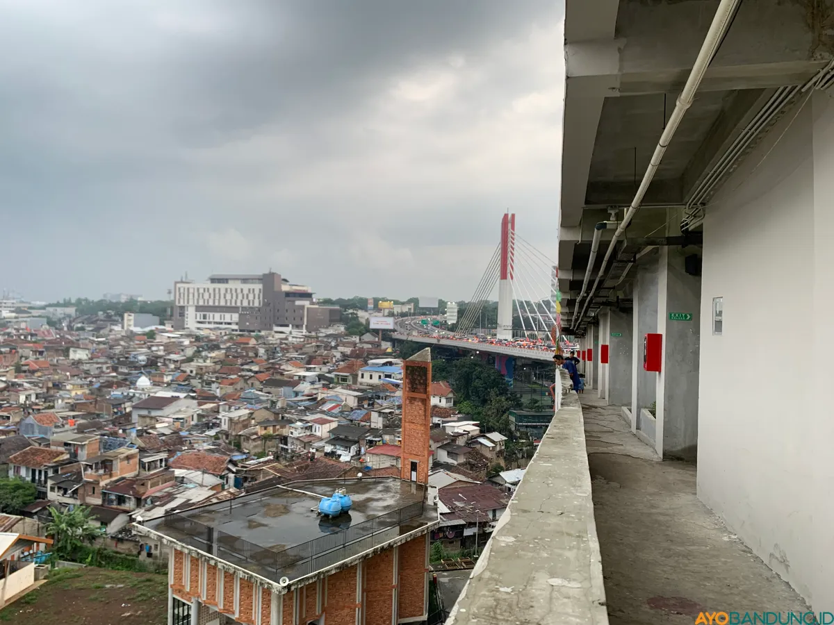 Sisi luar rumah deret Tamansari yang menghadap ke Selatan dengan latar belakang Jalan Layang Prof. Dr. Mochtar Kusumaatmadja (Pasuptai). (Sumber: ayobandung.id | Foto: Halwa Raudhatul)