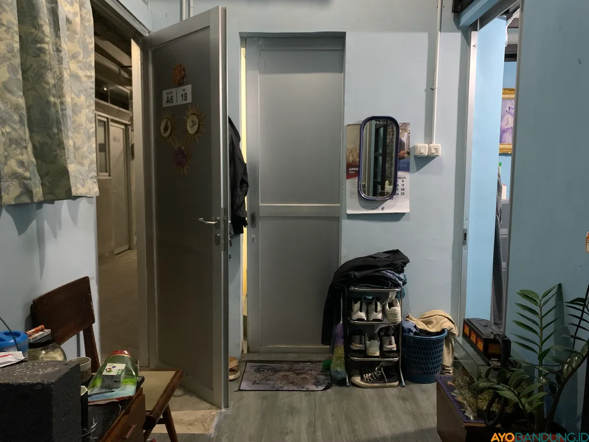 Ruang dalam rumah deret Tamansari yang tanpa sekat memperlihatkan dapur, kamar, dan area tinggal dalam satu pandangan. (Sumber: ayobandung.id | Foto: Halwa Raudhatul)