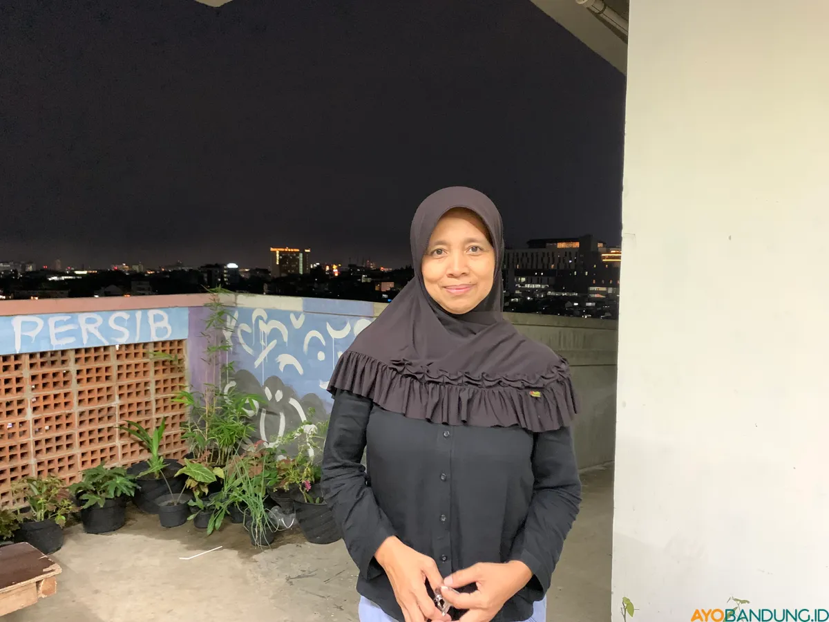 Yanti menghadapi keterbatasan ruang dan hilangnya sumber penghasilan sejak pindah ke rumah deret. (Sumber: ayobandung.id | Foto: Halwa Raudhatul)