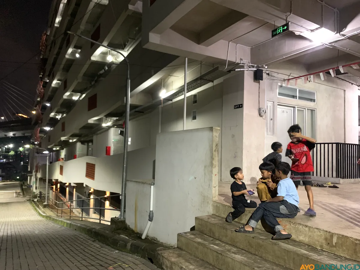 Anak-anak memanfaatkan lorong rumah deret Tamansari untuk bermain, Sabtu 25 April 2026. (Sumber: ayobandung.id | Foto: Halwa Raudhatul)