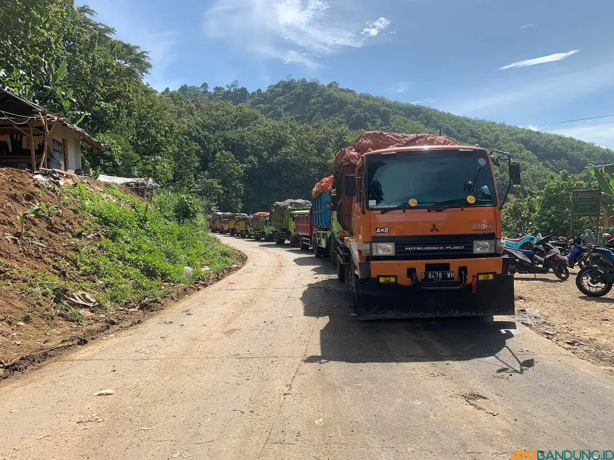 Aktivitas pengangkutan sampah menuju TPA Sarimukti di Kecamatan Cipatat, Kabupaten Bandung Barat (KBB) pada Selasa 6 Mei 2025. (Sumber: ayobandung.id | Foto: Restu Nugraha Sauqi)