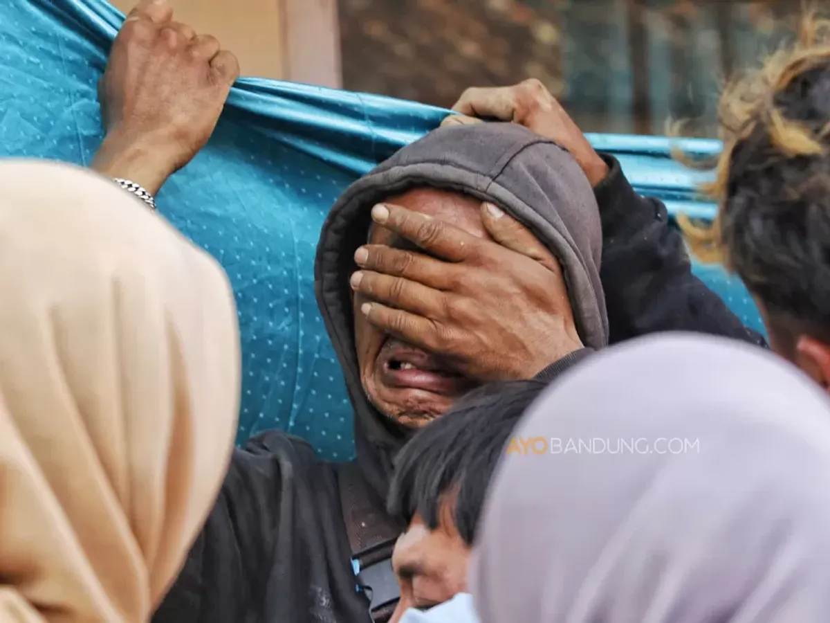 Keluarga korban longsor Cisarua menangis usai mendengar informasi salah satu keluarganya ditemukan. (Sumber: Ayobandung.com | Foto: Irfan Al-Faritsi)