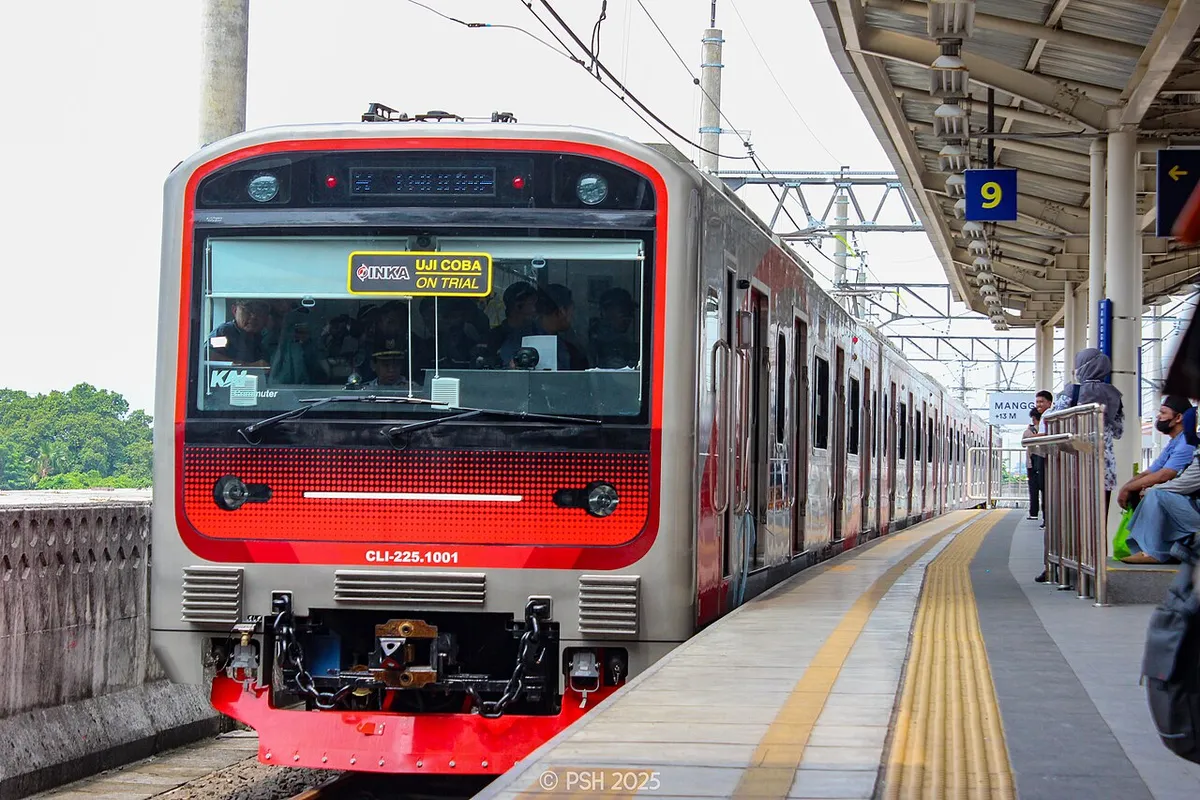 Kereta Rel Listrik (KRL). (Sumber: Wikimedia Commons | Foto: TyewongX)
