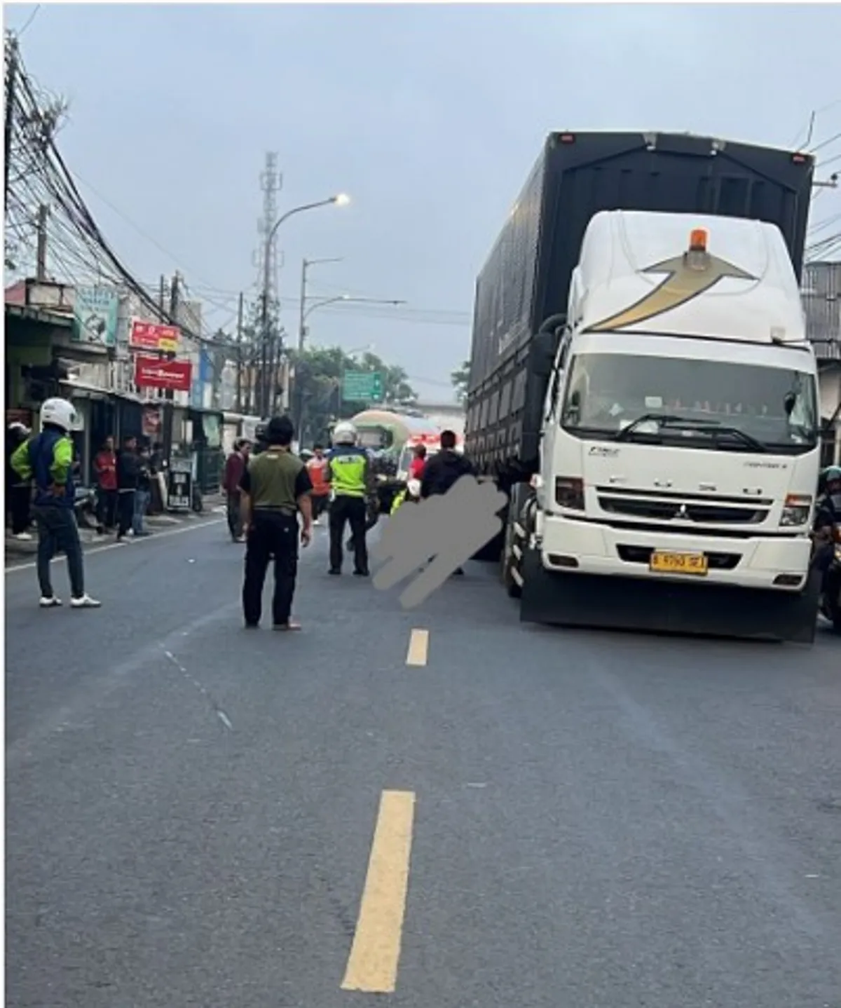 Seorang pengendara motor terlintas truk tronton di Jalan Gadobangkong, Kabupaten Bandung Barat. (Sumber: Instagram/@infobdgbaratcimahi)