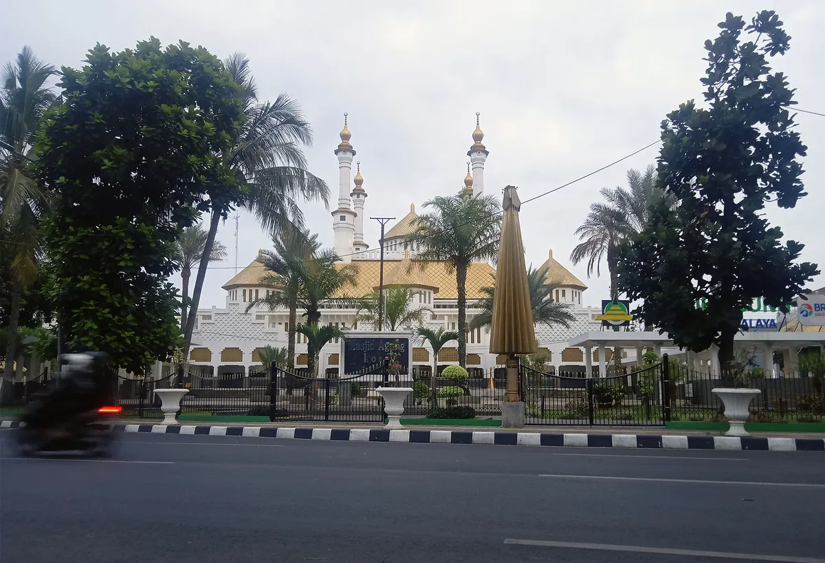 Masjid Agung Tasikmalaya. (Sumber: Dokumentasi pribadi. | Foto: Djoko Subinarto)