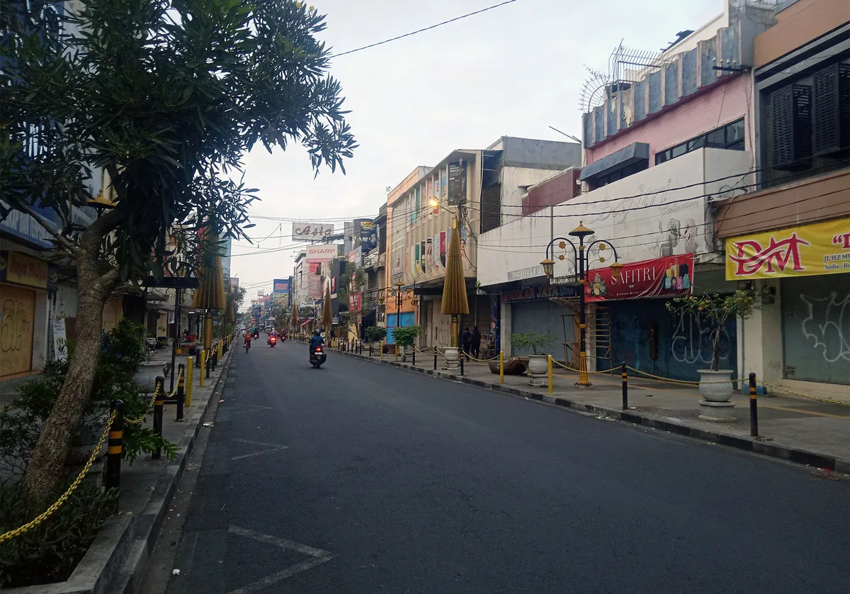Jalan KHZ Mustofa di pagi hari. (Sumber: Dokumentasi pribadi. | Foto: Djoko Subinarto)