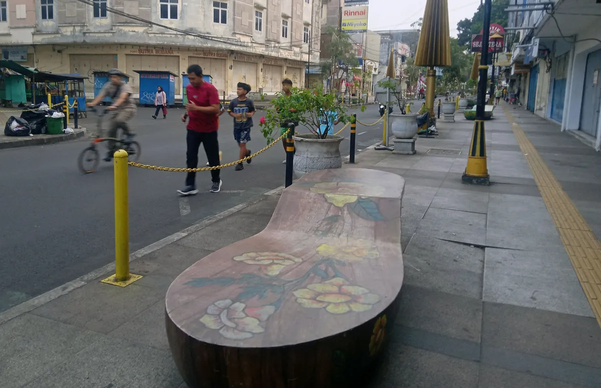 Warga berolahraga di Jalan KHZ Mustofa. (Sumber: Dokumentasi pribadi. | Foto: Djoko Subinarto)